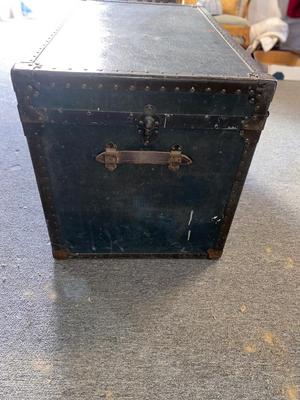 ANTIQUE STEAMER TRUNK