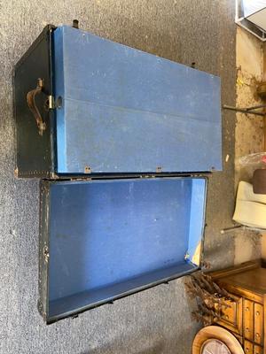 ANTIQUE STEAMER TRUNK