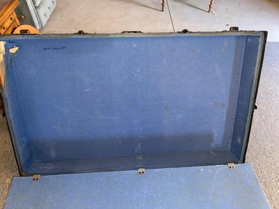 ANTIQUE STEAMER TRUNK