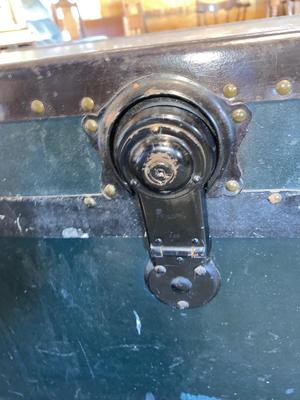 ANTIQUE STEAMER TRUNK