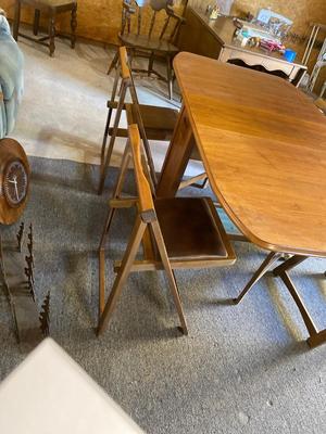MID-CENTURY GATELEG DINING TABLE WITH 4 FOLDING CHAIRS STORED INSIDE THE TABLE