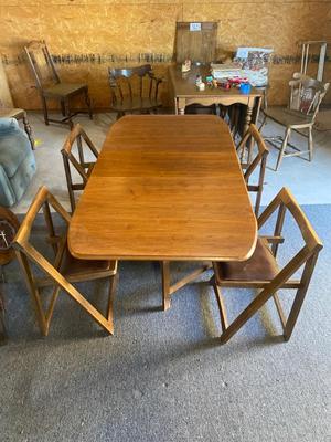 MID-CENTURY GATELEG DINING TABLE WITH 4 FOLDING CHAIRS STORED INSIDE THE TABLE