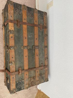 ANTIQUE TRUNK