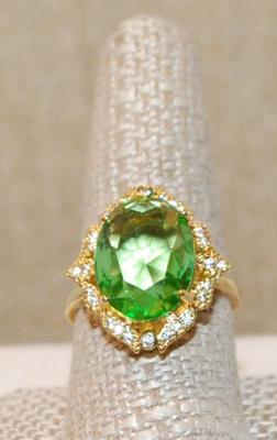 Size 9½ Large Green Long Oval Style Ring on a Nest Type Setting on a Gold Tone Band (5.8g)