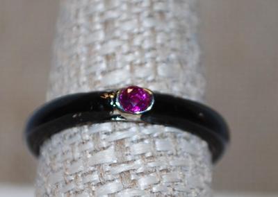 Size 10 BLACK Enamel Ring with Single Cranberry Red Round Stone on a Silver Tone Band (2.6g)