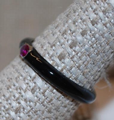 Size 10 BLACK Enamel Ring with Single Cranberry Red Round Stone on a Silver Tone Band (2.6g)