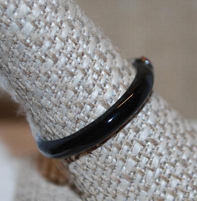 Size 10 BLACK Enamel Ring with Single Cranberry Red Round Stone on a Silver Tone Band (2.6g)