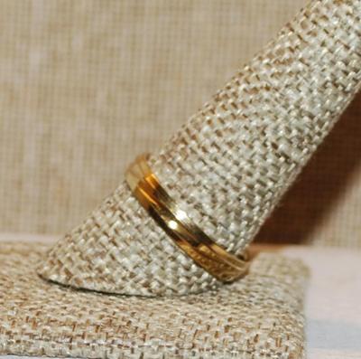 Size 10¾ All Gold Tone Band Ring with "Grooves" (2.3g)