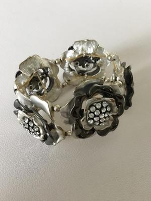 Silver tone floral stretchy bracelet