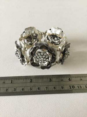 Silver tone floral stretchy bracelet