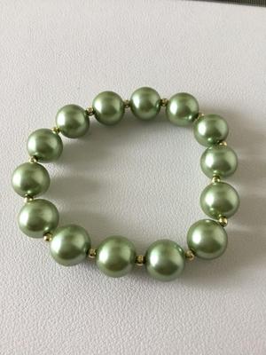 Green beaded stretchy bracelet