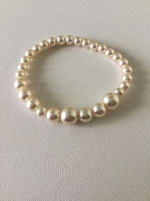 Pearl type stretchy beaded bracelet