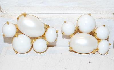VINTAGE 1940's WHITE Bakelite "EGGS" Earrings (1¼" x 1") on a Bright Gold Tone Setting & Clip Clasps
