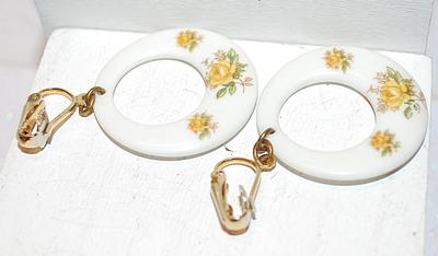 VINTAGE 1950-1960's 2 Sided Ceramic Yellow Flowered Earrings (1¼" Diam.) with an English Lock Clasp