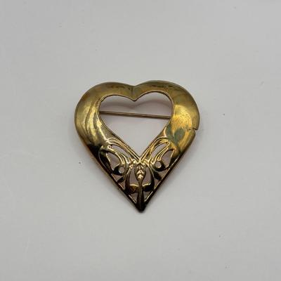 LOT 91J: Stretch Beaded Cuff Bracelet, Rhinestone Sweater Clip, Rings (Sz 5.5, 9, 11.5), Pins & Brooches