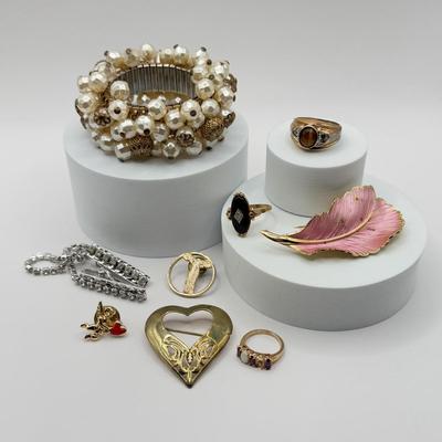 LOT 91J: Stretch Beaded Cuff Bracelet, Rhinestone Sweater Clip, Rings (Sz 5.5, 9, 11.5), Pins & Brooches