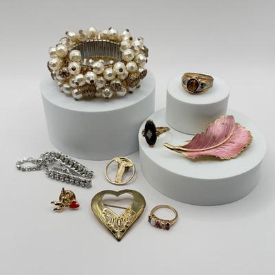 LOT 91J: Stretch Beaded Cuff Bracelet, Rhinestone Sweater Clip, Rings (Sz 5.5, 9, 11.5), Pins & Brooches