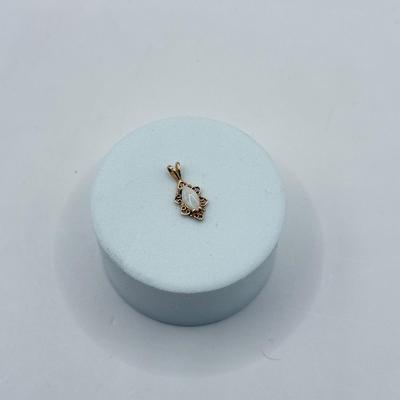 LOT 102J: 10k Gold Opal Pendant (0.7gtw)