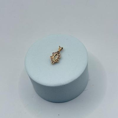 LOT 102J: 10k Gold Opal Pendant (0.7gtw)