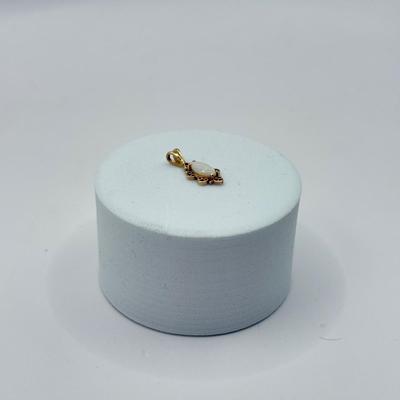 LOT 102J: 10k Gold Opal Pendant (0.7gtw)