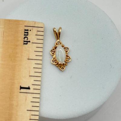 LOT 102J: 10k Gold Opal Pendant (0.7gtw)