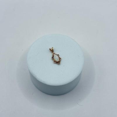 LOT 102J: 10k Gold Opal Pendant (0.7gtw)