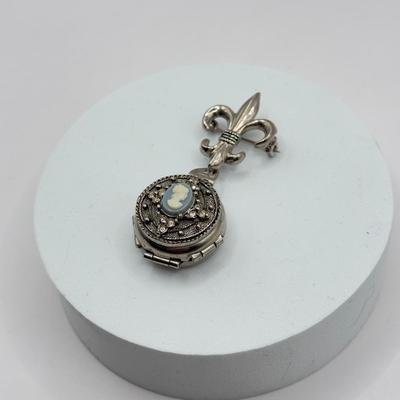 LOT 105J: Vintage Coro Cameo Locket Brooch