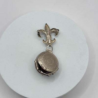 LOT 105J: Vintage Coro Cameo Locket Brooch