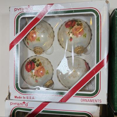 LOT 159L: Vintage Glass Christmas Ornaments