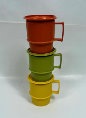 3 Vintage Tupperware Stackable Sealable Coffee Mugs with lids/coasters green orange yellow