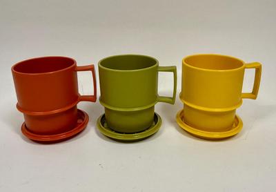 3 Vintage Tupperware Stackable Sealable Coffee Mugs with lids/coasters green orange yellow