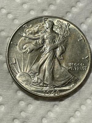 1946-P UNCIRCULATED CONDITION WALKING LIBERTY SILVER HALF DOLLAR AS PICTURED. (COIN-1). FREE DOMESTIC SHIPPING.