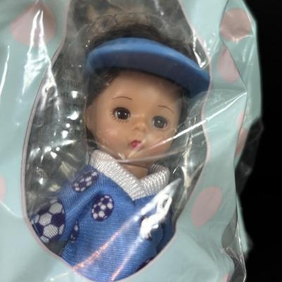 LOT 137: New in Package McDonalds Happy Meal Toys: Wizard of Oz Madame Alexander (8) & 2005 Madame Alexander 1-10