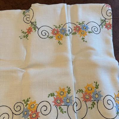 LOT 139: Linen Collection: Crocheted, Cross Stiches: Various Sizes