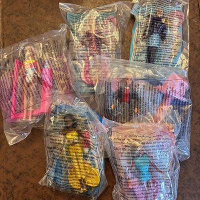 LOT 140: NIP McDonalds Happy Meal Toys: Finding Nemo (7), Barbies (14)