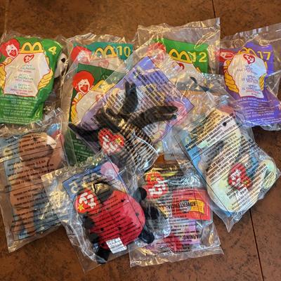 LOT 140: NIP McDonalds Happy Meal Toys: Finding Nemo (7), Barbies (14)