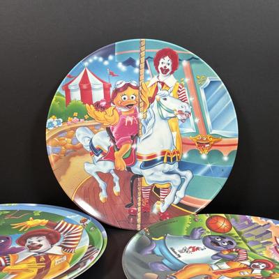 LOT 149: Vintage Early Birdie & Grimace Plush Toys & McDonalds Plastic Dishes (5)