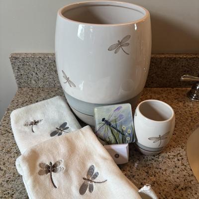 LOT 154: Home Decor: Metal Wall Art/Sculptures &n Dragon Fly Bathroom Decor