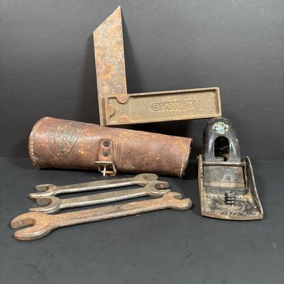 LOT 156: Antique/Vintage Tools: Ford Model-T Open Ended Wrenches, Greenlee Conduit No 735 Knockout Punch Set, Stanley No 110 Plane &...