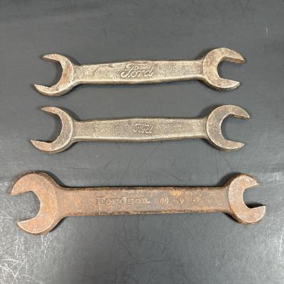 LOT 156: Antique/Vintage Tools: Ford Model-T Open Ended Wrenches, Greenlee Conduit No 735 Knockout Punch Set, Stanley No 110 Plane &...
