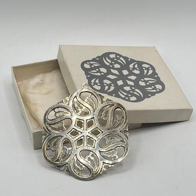 LOT 122K: 1998 MMA Sterling Silver Snowflake Christmas Ornament - Metropolitan Museum of Art - 19 Grams