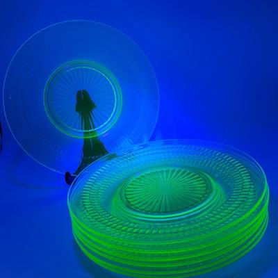 LOT 134K: Vintage Uranium Glass Plates - Anchor Hocking Roulette Green