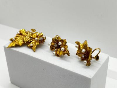 LOT 164J: 14K Yellow Gold Vintage Diamond and Pearl Frog on Leaf Brooch with Matching Screwback Earrings - 19.6 GTW