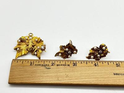 LOT 164J: 14K Yellow Gold Vintage Diamond and Pearl Frog on Leaf Brooch with Matching Screwback Earrings - 19.6 GTW