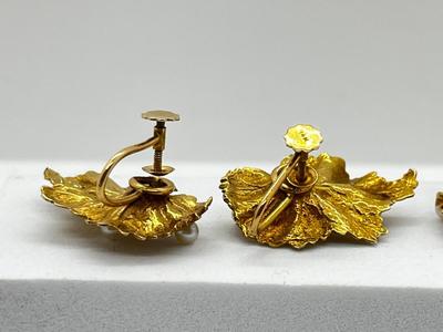 LOT 164J: 14K Yellow Gold Vintage Diamond and Pearl Frog on Leaf Brooch with Matching Screwback Earrings - 19.6 GTW