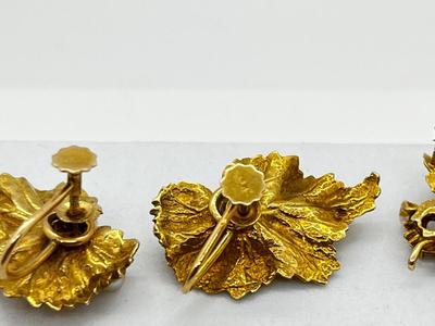 LOT 164J: 14K Yellow Gold Vintage Diamond and Pearl Frog on Leaf Brooch with Matching Screwback Earrings - 19.6 GTW