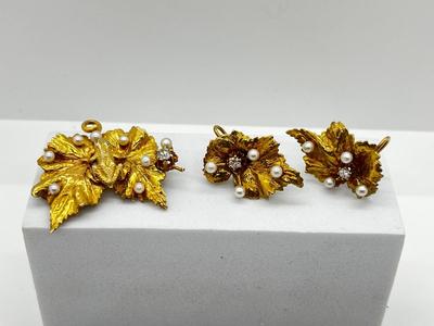LOT 164J: 14K Yellow Gold Vintage Diamond and Pearl Frog on Leaf Brooch with Matching Screwback Earrings - 19.6 GTW