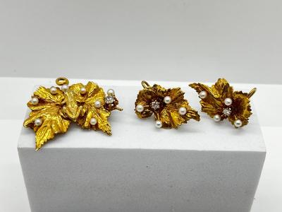 LOT 164J: 14K Yellow Gold Vintage Diamond and Pearl Frog on Leaf Brooch with Matching Screwback Earrings - 19.6 GTW