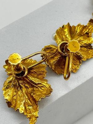 LOT 164J: 14K Yellow Gold Vintage Diamond and Pearl Frog on Leaf Brooch with Matching Screwback Earrings - 19.6 GTW