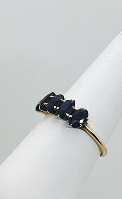 LOT 204J: 14K Gold and Amethyst Ring - Size 7 - 1.8 GTW